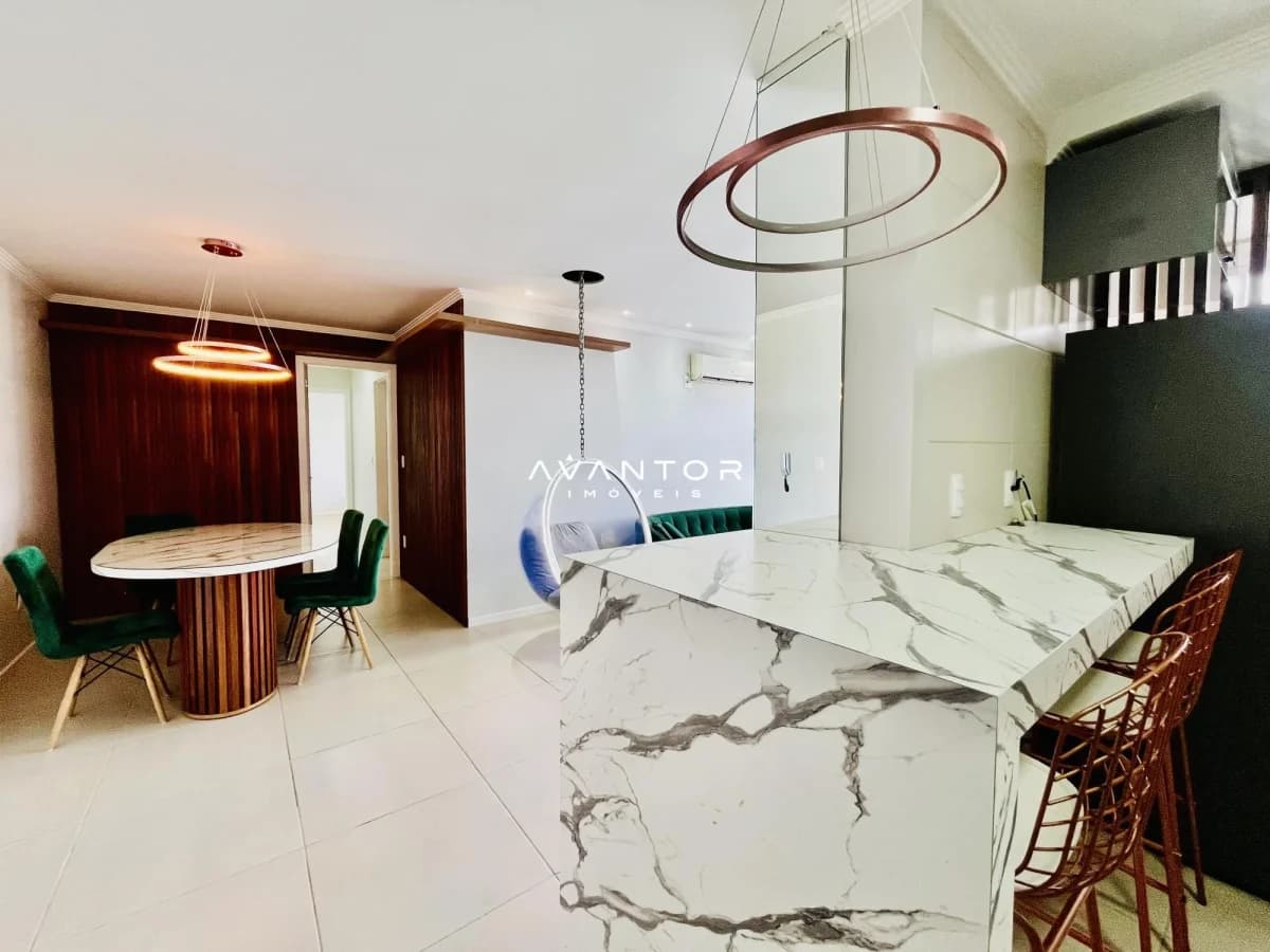 Sala integrada com cozinha e bancada em mármore — Residencial Draco, Nossa Senhora das Dores, Santa Maria/RS