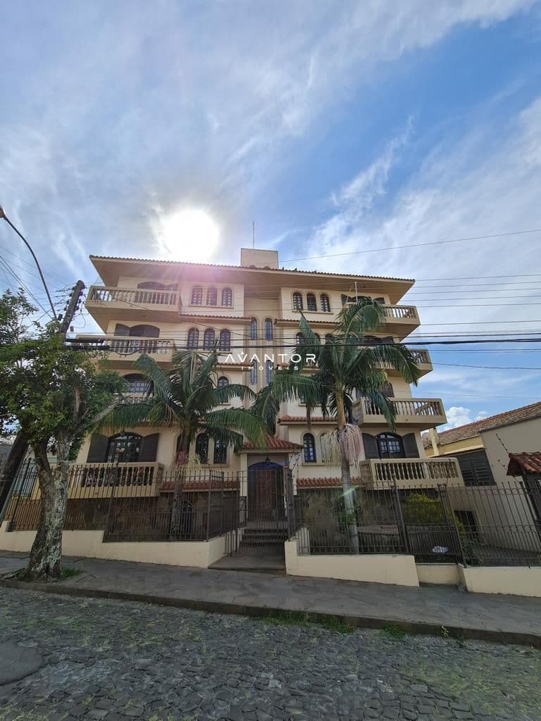 Fachada da casa com sacadas — Apartamento com 3 quartos à venda em Nossa Senhora das Dores, Santa Maria/RS