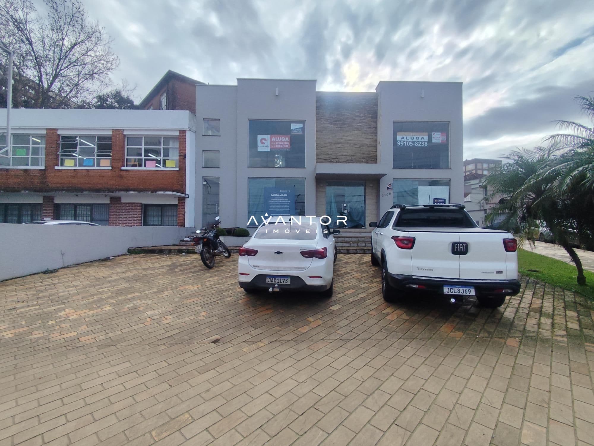 Fachada do imóvel com garagem — Loja com 3 salas para alugar em Nossa Senhora Medianeira, Santa Maria/RS