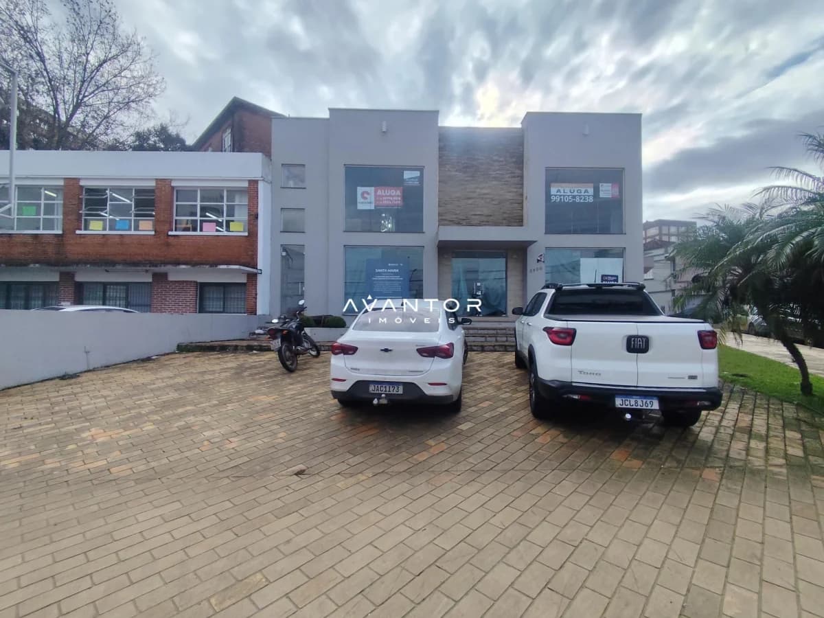 Fachada do imóvel com garagem — Loja com 3 salas para alugar em Nossa Senhora Medianeira, Santa Maria/RS