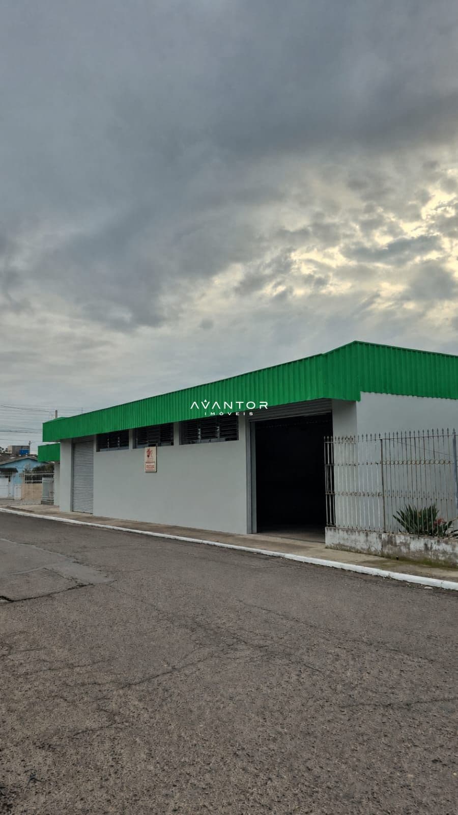 Fachada da casa com telhado verde — Pavilhão com 2 salas para alugar em Nossa Senhora Medianeira, Santa Maria/RS