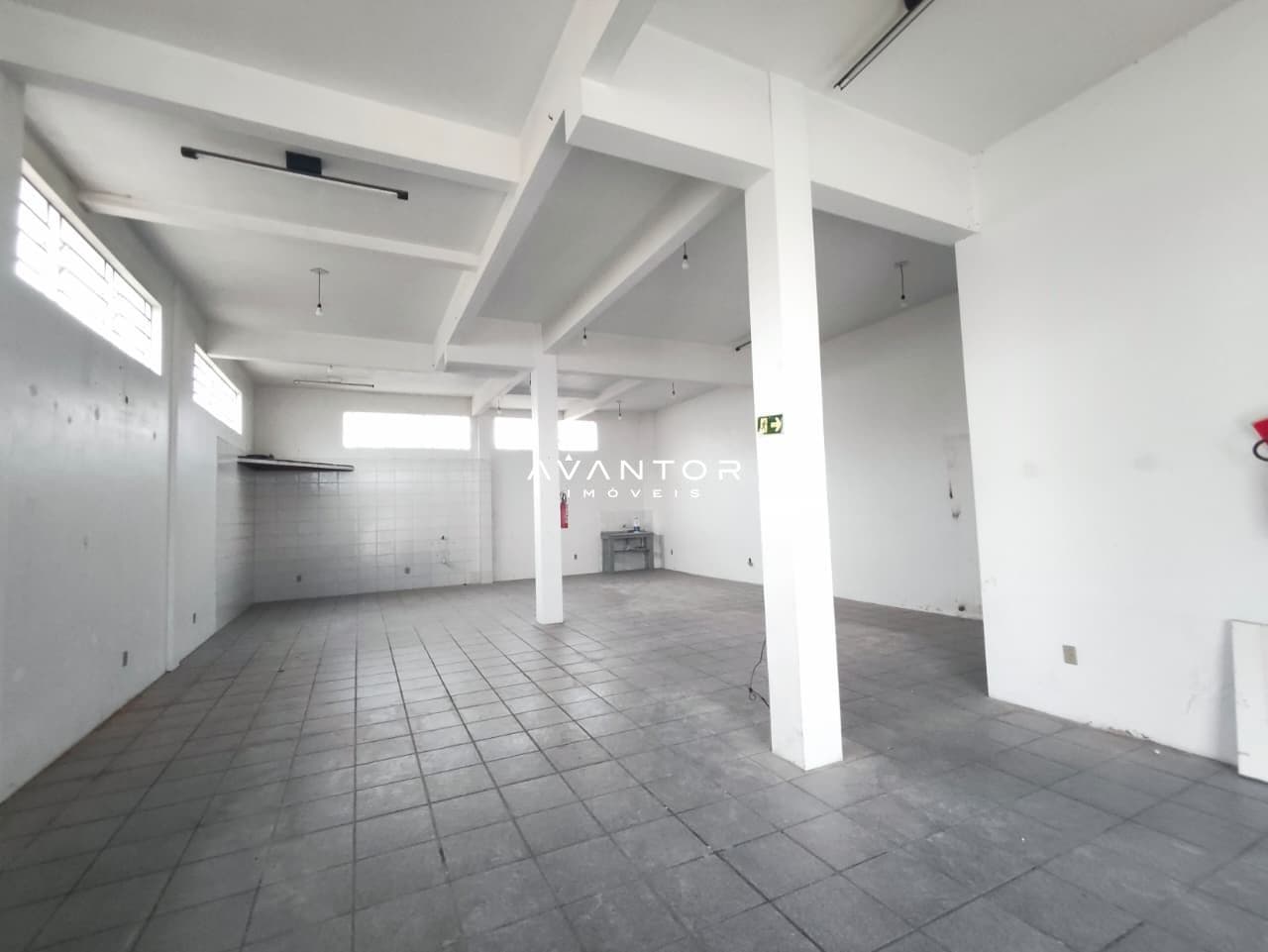 Cozinha com pilares e pé direito alto — Loja com 1 sala para alugar em Uglione, Santa Maria/RS