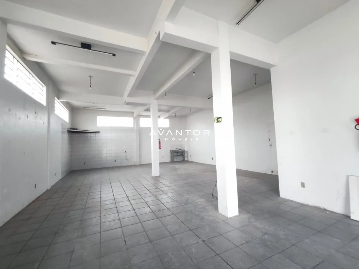 Cozinha com pilares e pé direito alto — Loja com 1 sala para alugar em Uglione, Santa Maria/RS