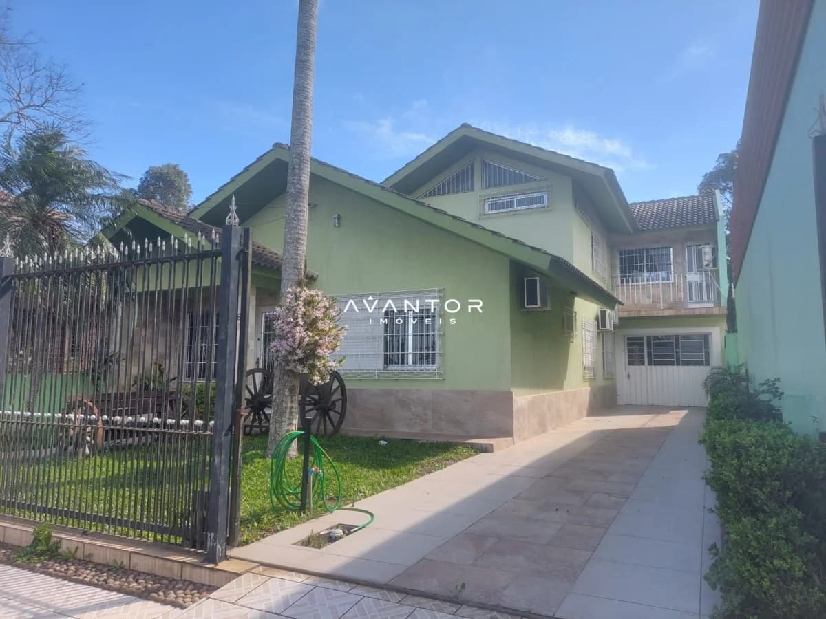 Fachada da casa com garagem — Casa com 3 quartos à venda em São José, Santa Maria/RS