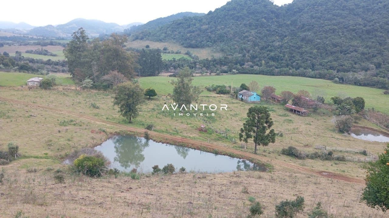 Terreno com lago e vista para montanhas — Campo à venda em Zona rural, Toropi/RS