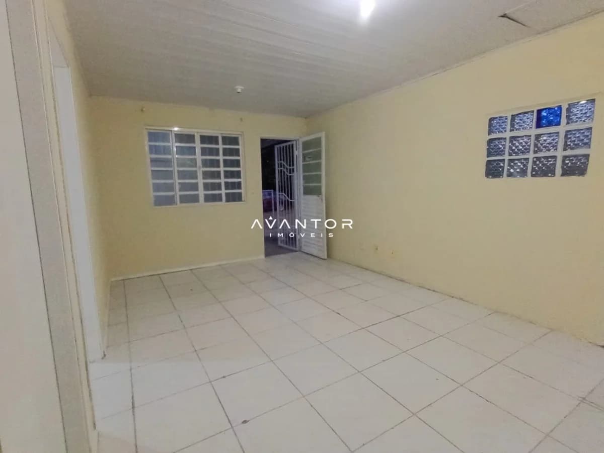 Sala com piso em cerâmica e paredes amarelas — Casa com 2 quartos à venda em Diácono João Luiz Pozzobon, Santa Maria/RS