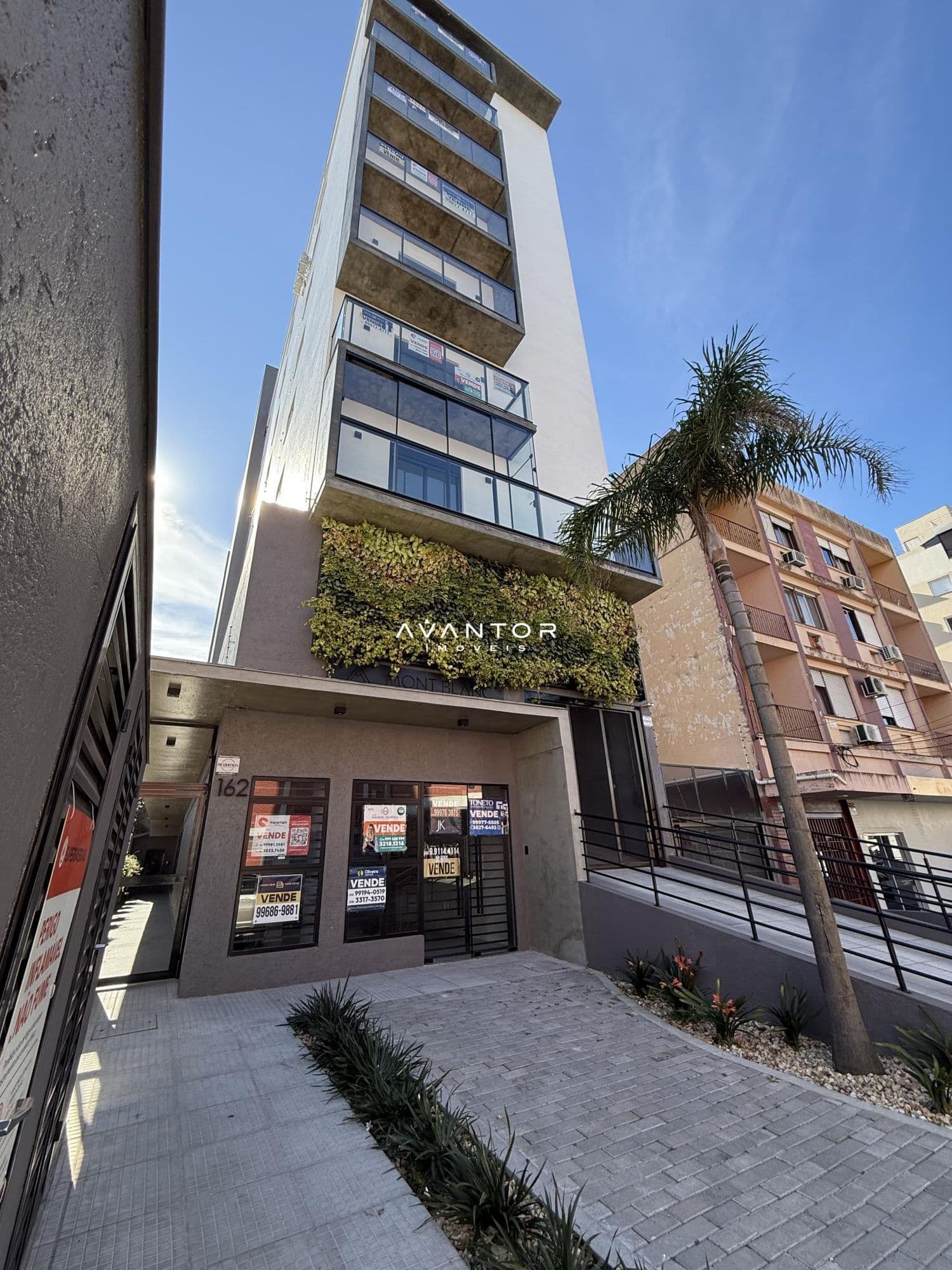 Fachada do prédio com jardim vertical — Sala Comercial com 1 sala à venda em Nossa Senhora das Dores, Santa Maria/RS