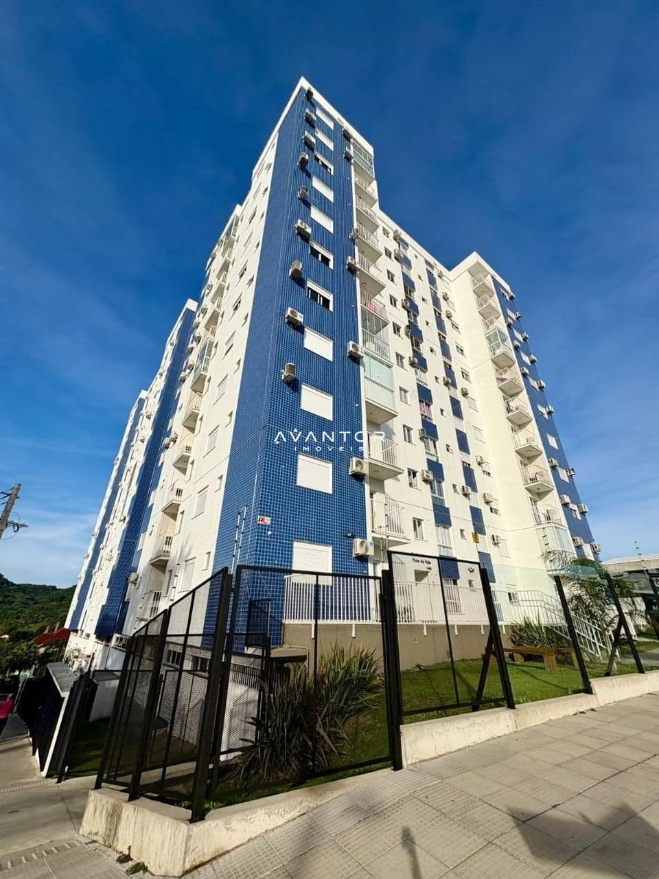 Fachada do prédio com sacadas — Apartamento com 2 quartos à venda em Nossa Senhora das Dores, Santa Maria/RS