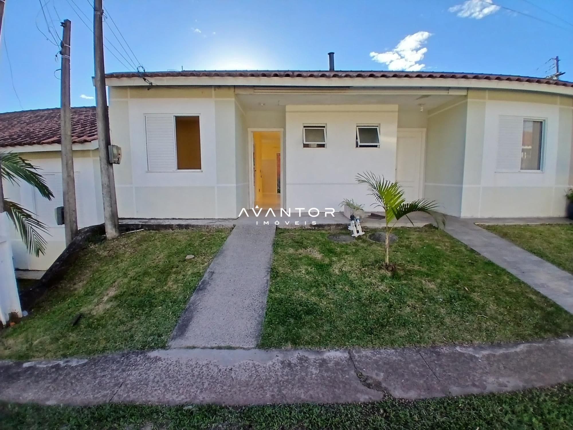 Fachada da casa com pátio — Casa com 2 quartos para alugar no Condomínio Moradas Santa Maria, em Cerrito, Santa Maria/RS
