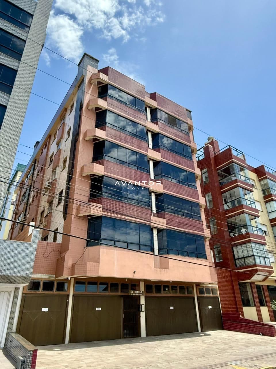Fachada do prédio com sacadas — Apartamento com 2 quartos à venda em Zona Nova, Capão da Canoa/RS