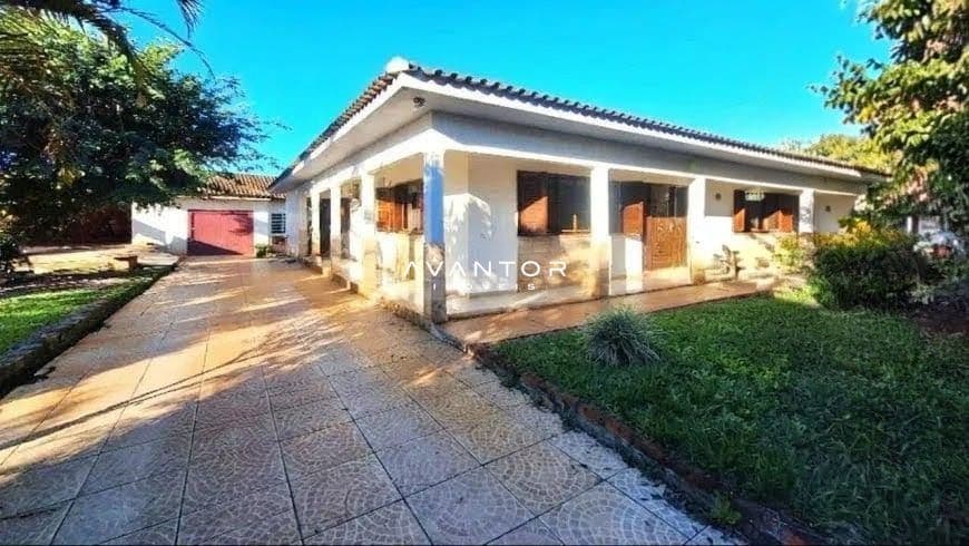Fachada da casa com pátio — Casa com 4 quartos para alugar em Pinheiro Machado, Santa Maria/RS