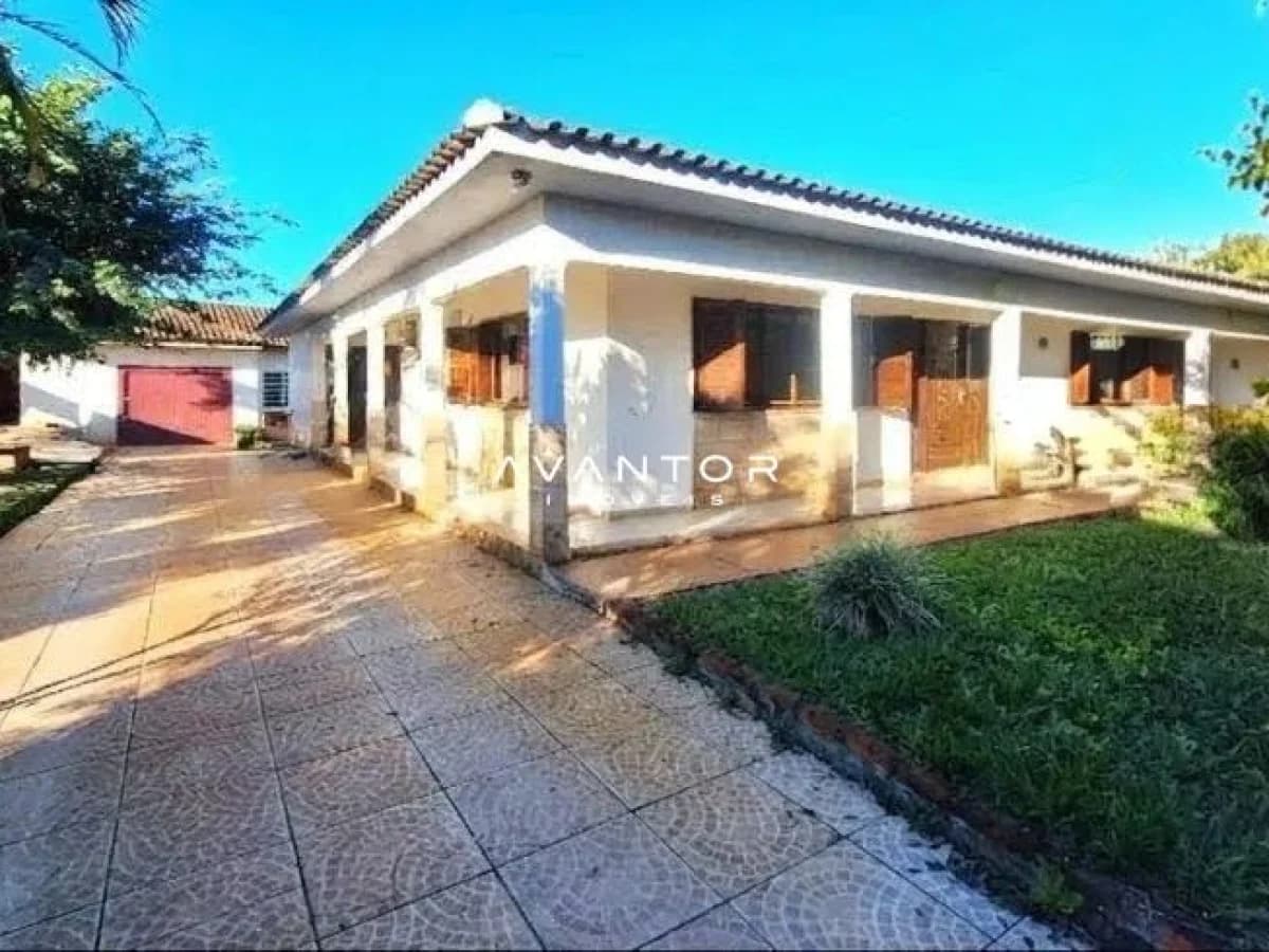 Fachada da casa com pátio — Casa com 4 quartos para alugar em Pinheiro Machado, Santa Maria/RS
