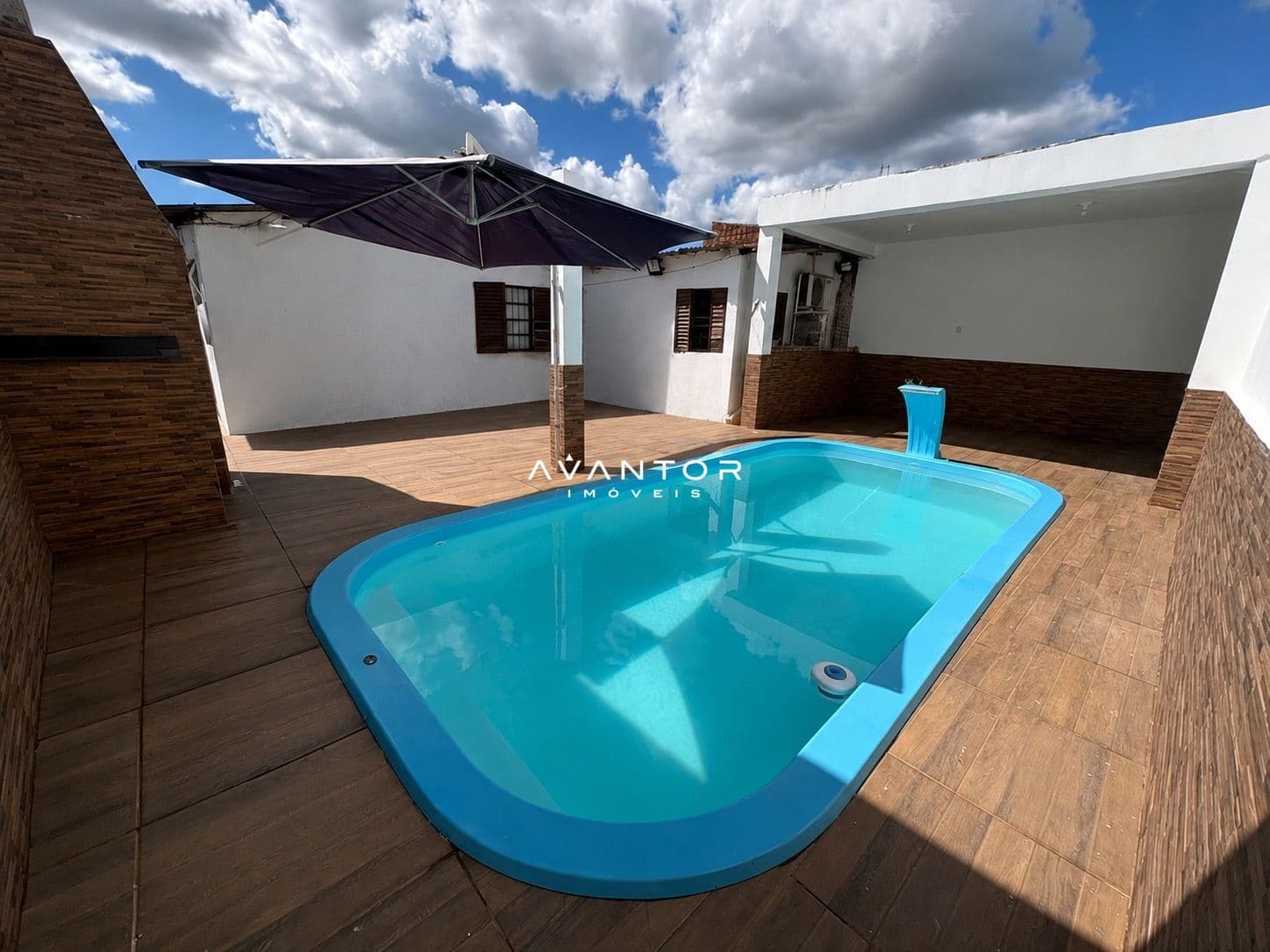 Piscina com área de lazer e sombreiro — Casa com 3 quartos à venda em Tancredo Neves, Santa Maria/RS