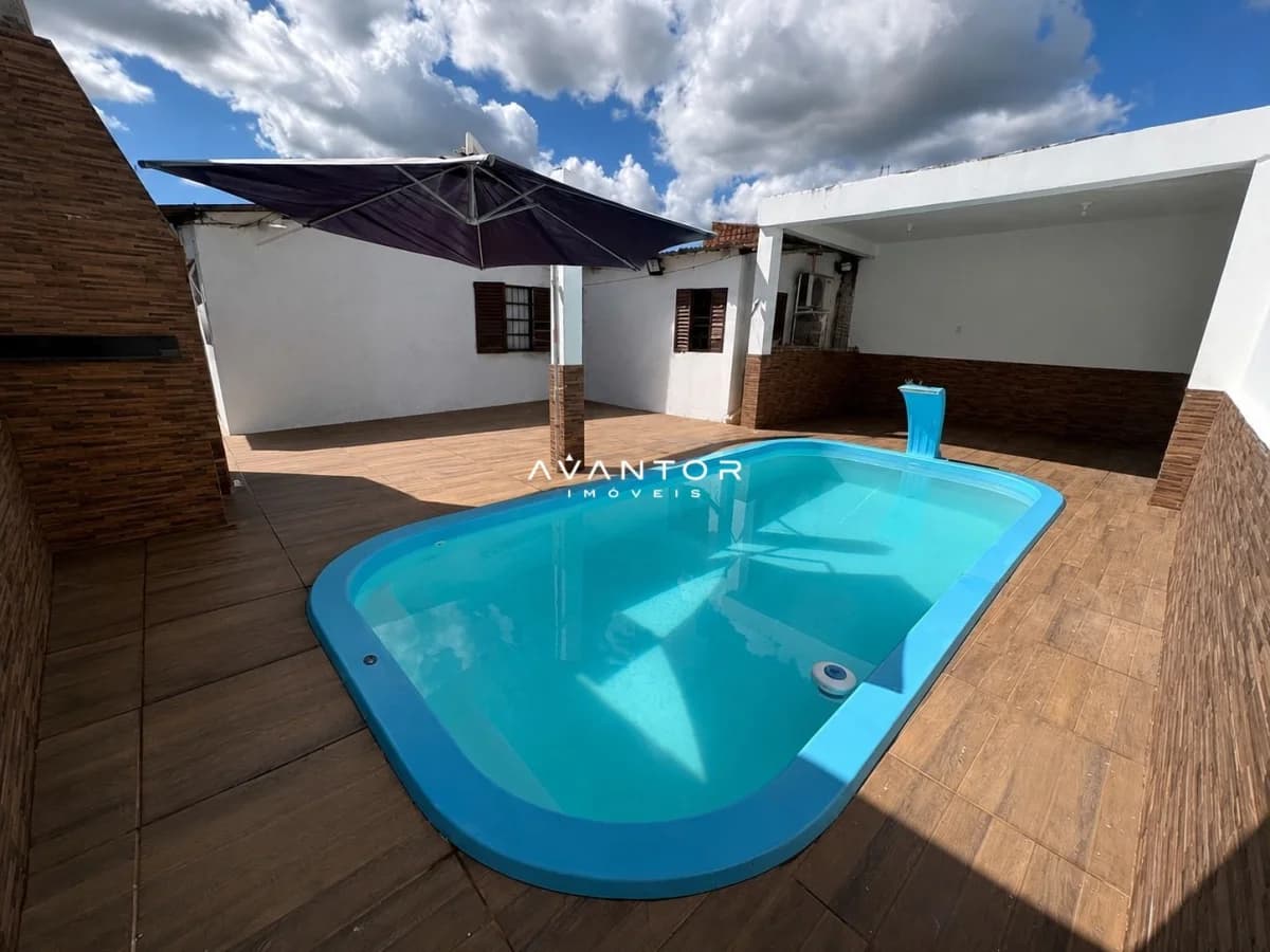 Piscina com área de lazer e sombreiro — Casa com 3 quartos à venda em Tancredo Neves, Santa Maria/RS
