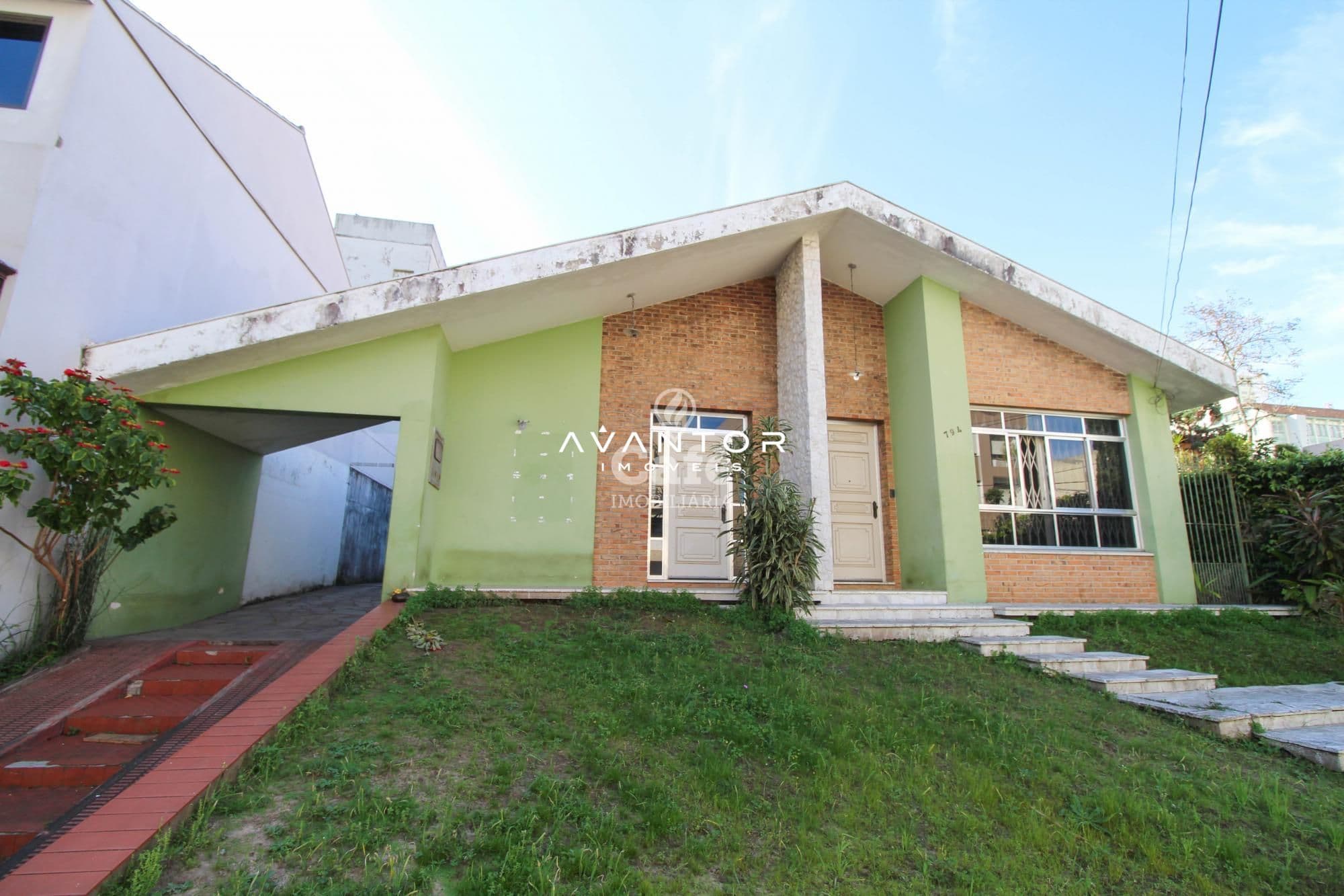 Fachada da casa com garagem — Terreno à venda em Nossa Senhora de Fátima, Santa Maria/RS