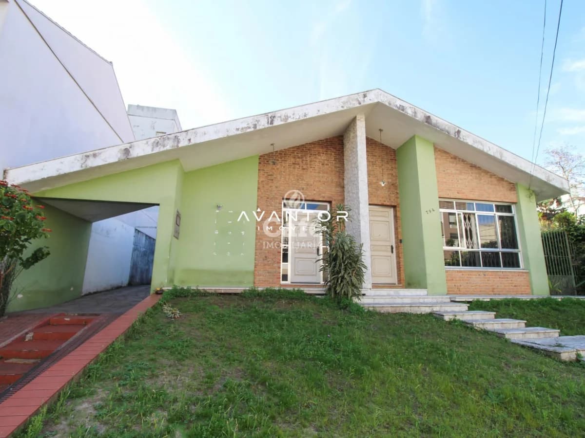 Fachada da casa com garagem — Terreno à venda em Nossa Senhora de Fátima, Santa Maria/RS