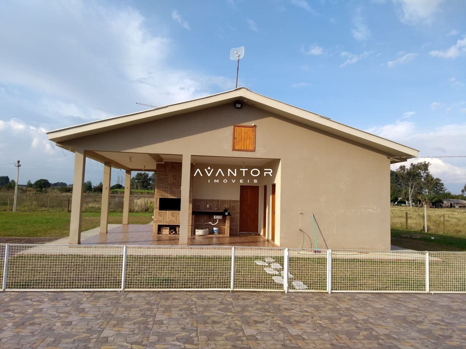 Fachada da casa com varanda — Chácara com 4 quartos à venda em Zona rural, Santa Maria/RS