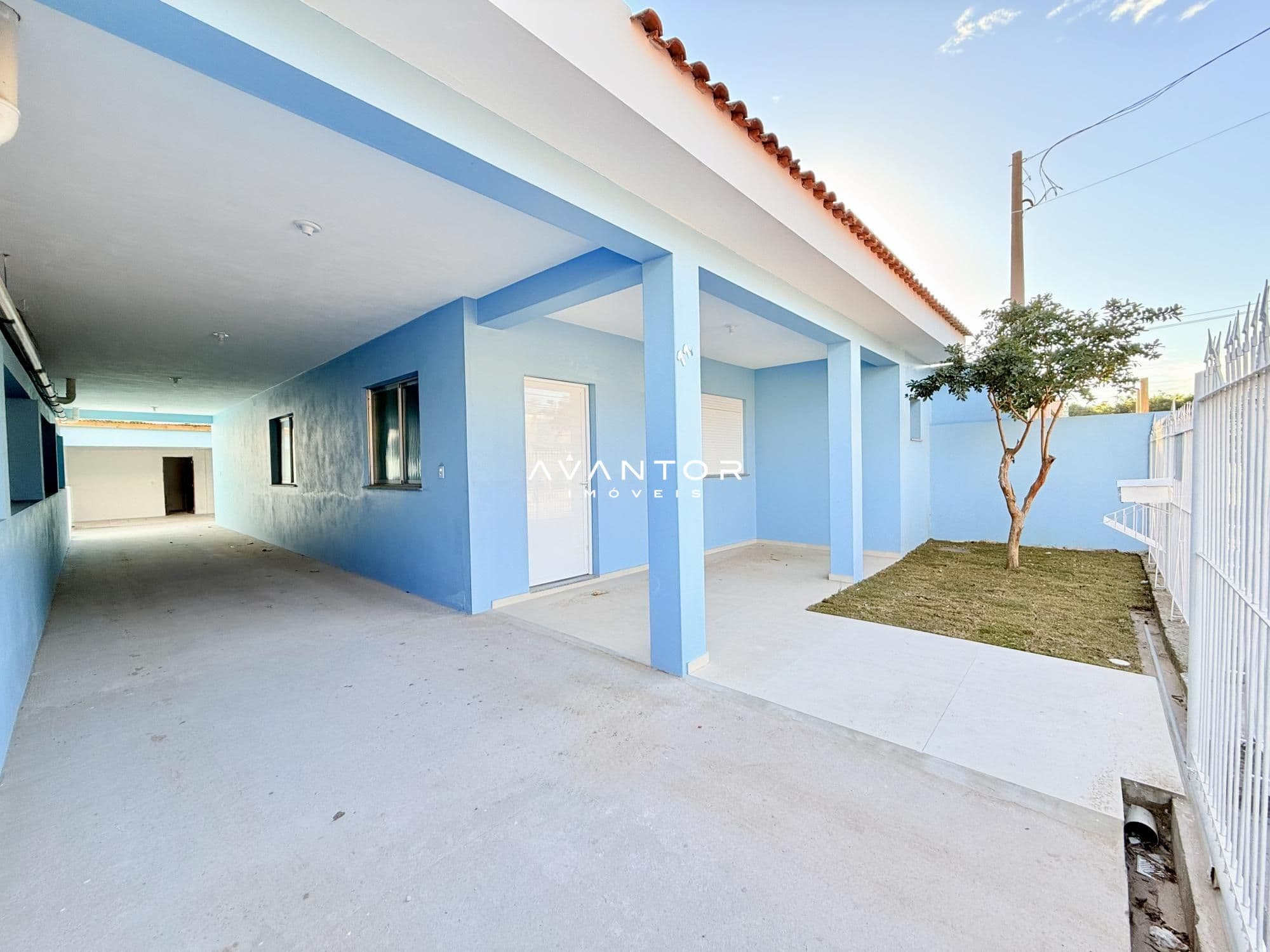 Pátio com área de serviço e pequeno jardim — Casa com 3 quartos à venda em Nossa Senhora Medianeira, Santa Maria/RS