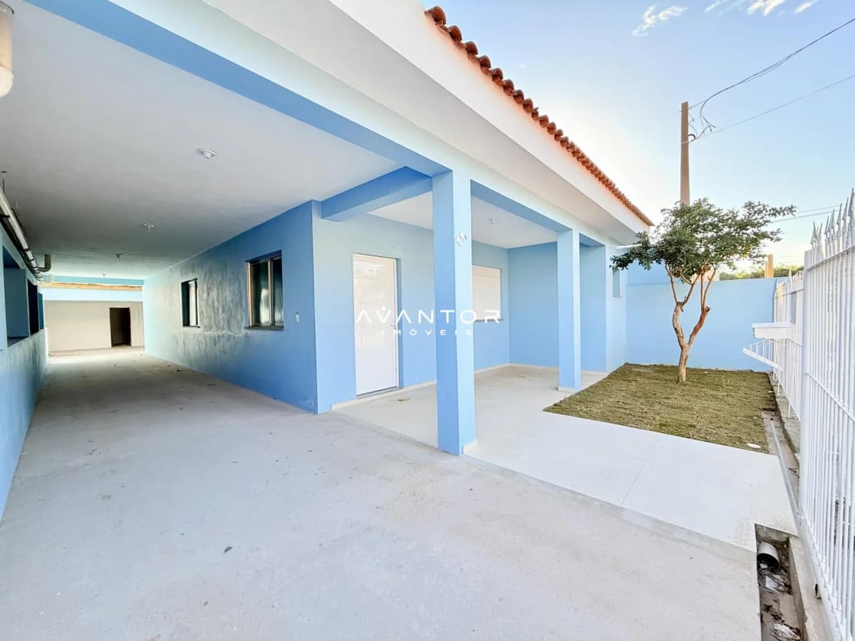 Pátio com área de serviço e pequeno jardim — Casa com 3 quartos à venda em Nossa Senhora Medianeira, Santa Maria/RS