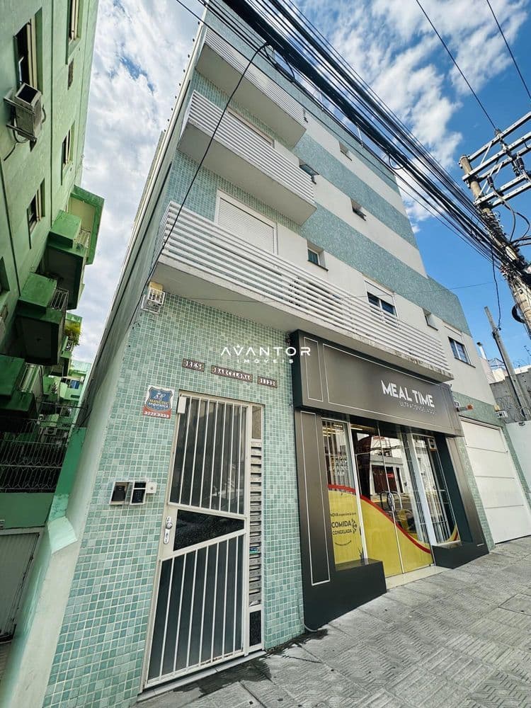 Fachada do prédio com lojas no térreo — Apartamento com 1 quarto à venda no Residencial Barcelona, em Bonfim, Santa Maria/RS