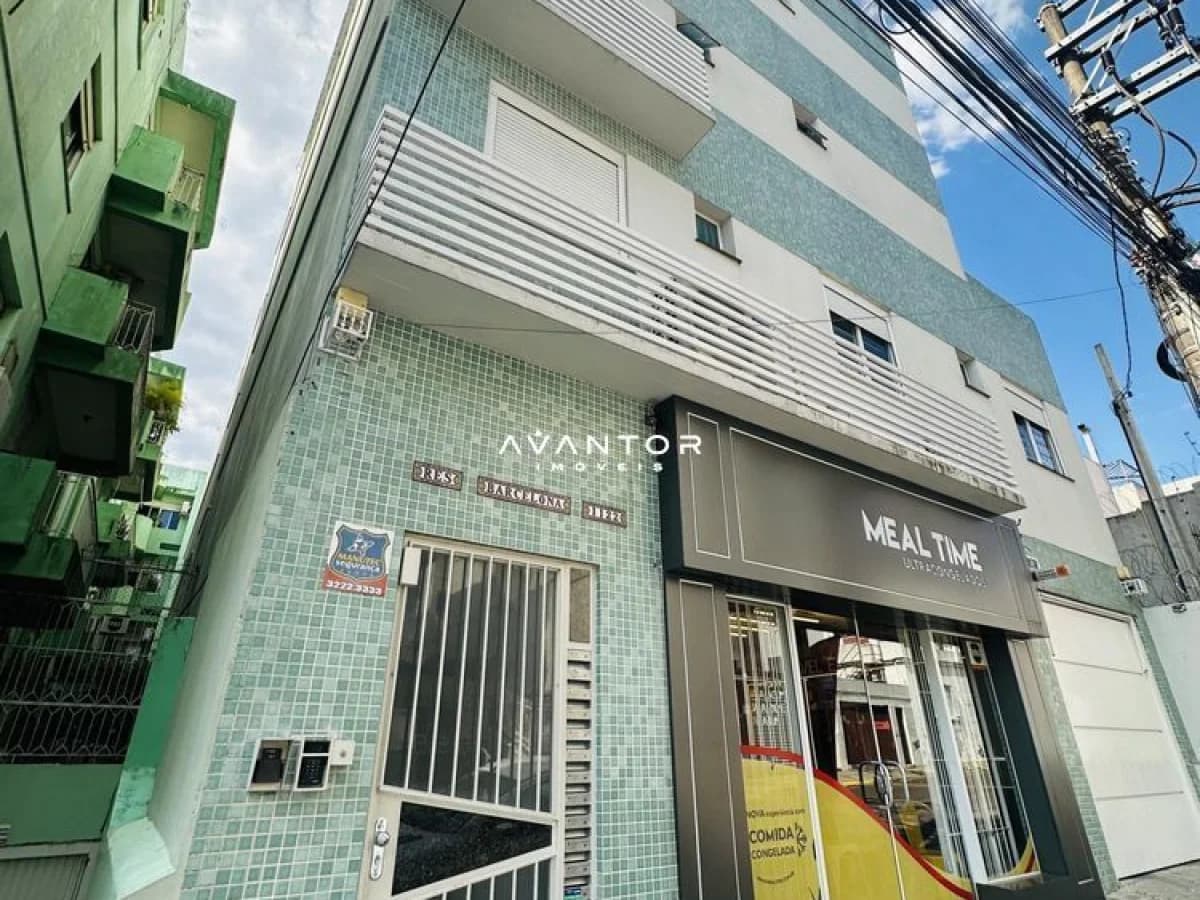 Fachada do prédio com lojas no térreo — Apartamento com 1 quarto à venda no Residencial Barcelona, em Bonfim, Santa Maria/RS