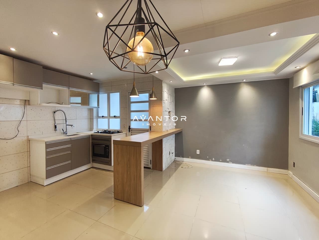 Cozinha integrada à sala com bancada — Casa com 2 quartos à venda em Pinheiro Machado, Santa Maria/RS