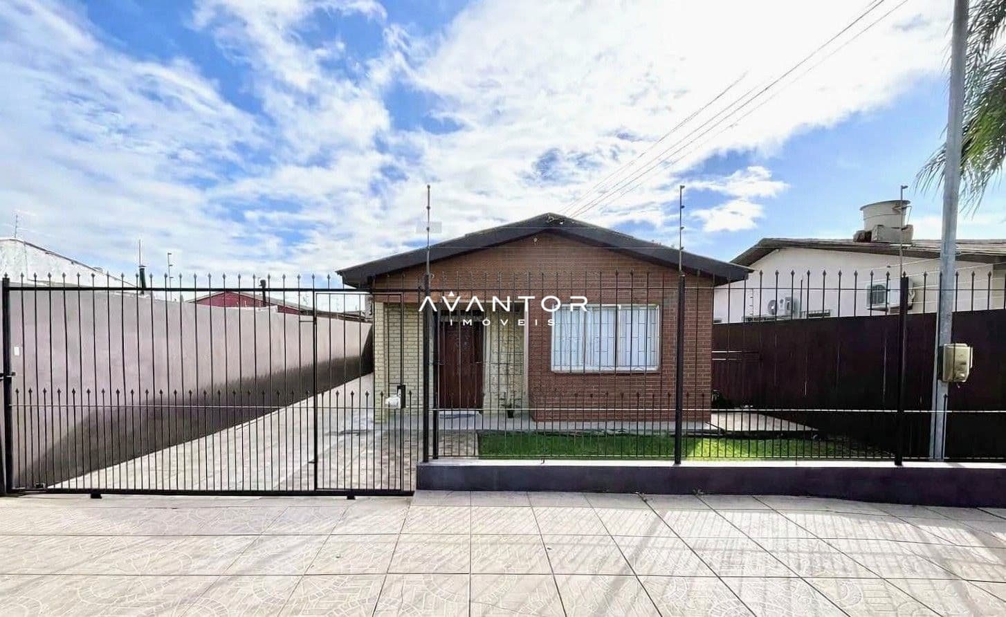 Fachada da casa com portão e garagem — Casa com 3 quartos à venda em Pinheiro Machado, Santa Maria/RS