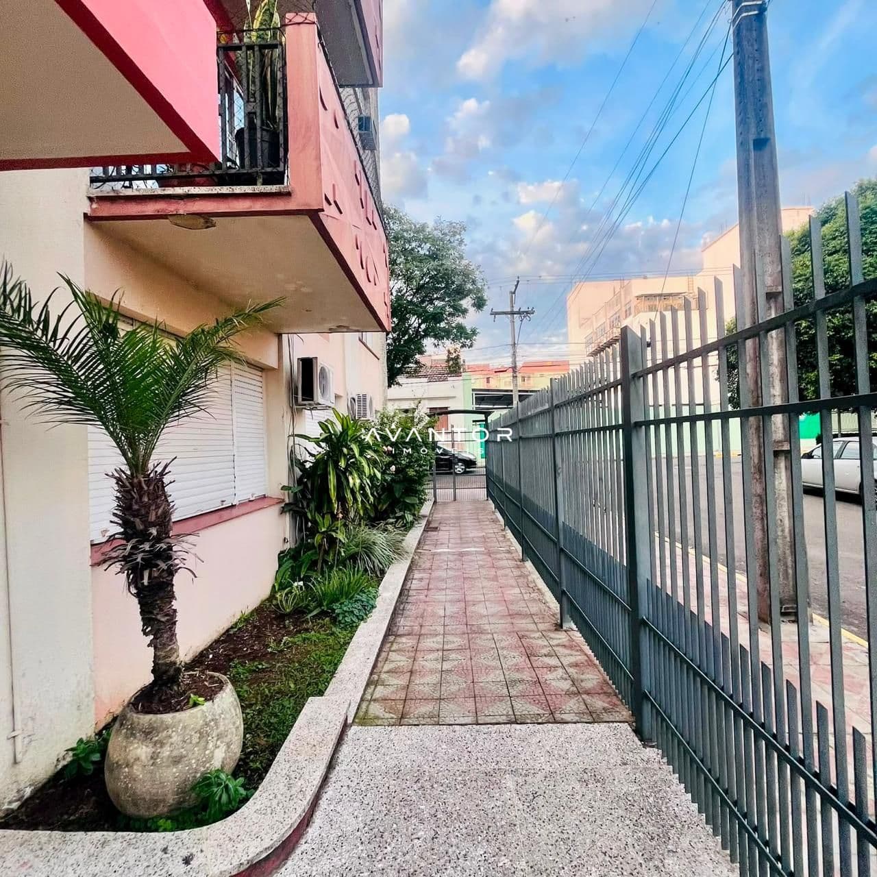 Fachada da casa com acesso lateral — Apartamento com 2 quartos à venda no Edificio Mendes Nunes, em Bonfim, Santa Maria/RS