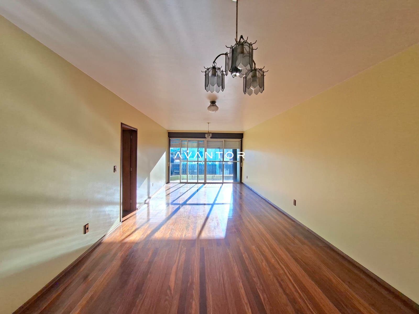 Sala com piso de madeira e sacada — Apartamento com 3 quartos à venda em Duque de Caxias, Santa Maria/RS