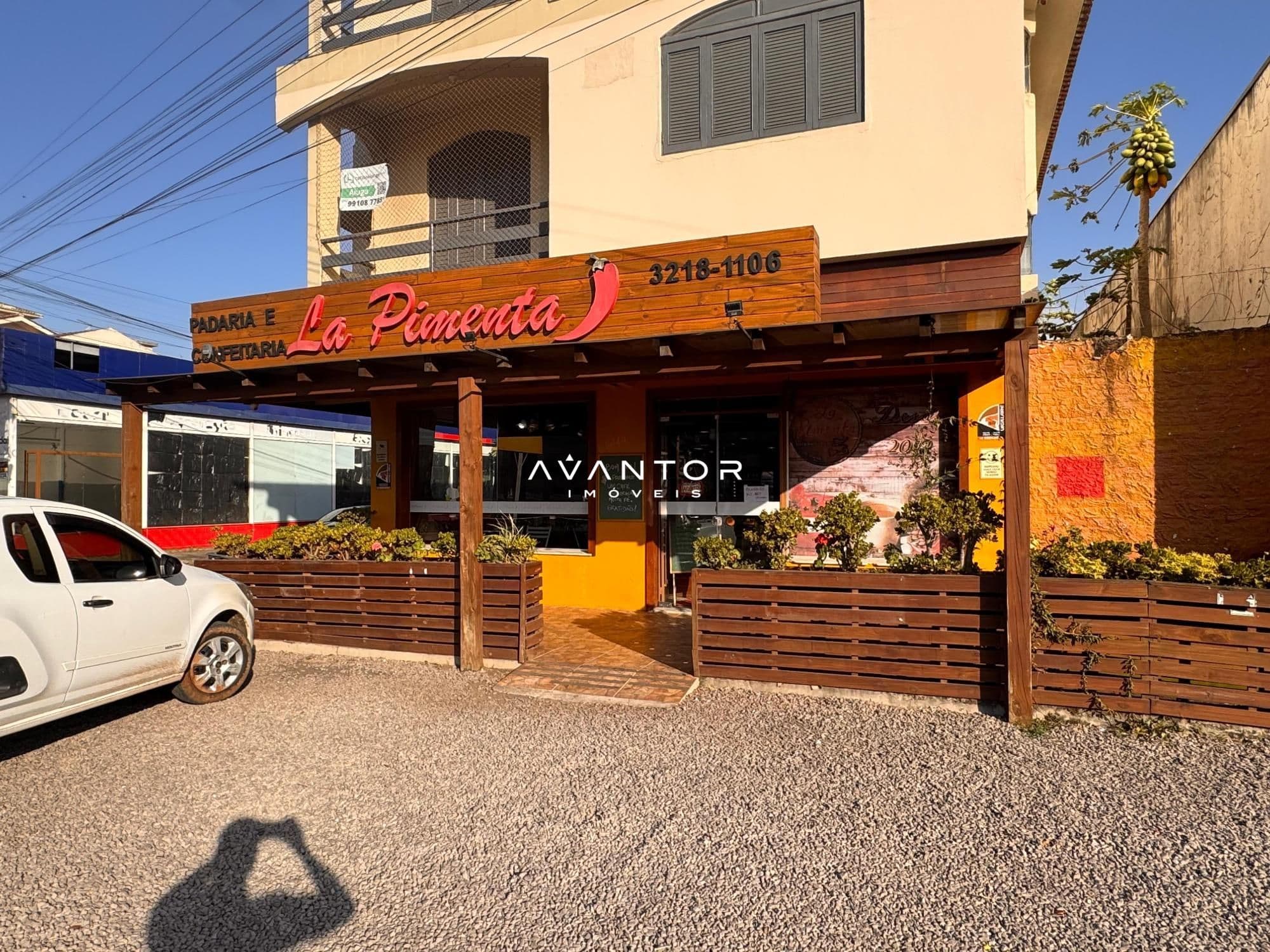 Fachada da casa com garagem — Casa Comercial com 2 salas à venda em Camobi, Santa Maria/RS