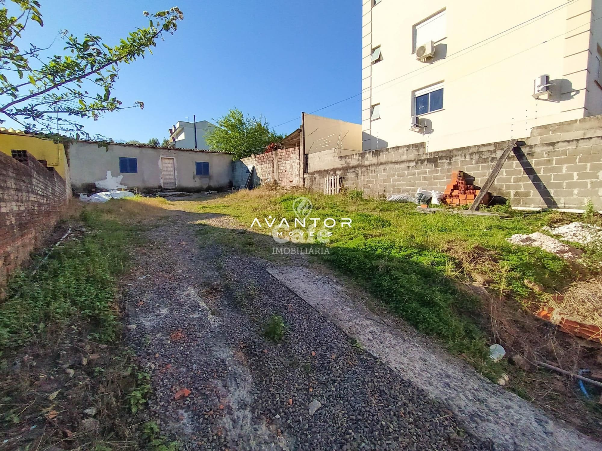 Terreno com construções e muros — Terreno à venda em Nossa Senhora de Lourdes, Santa Maria/RS