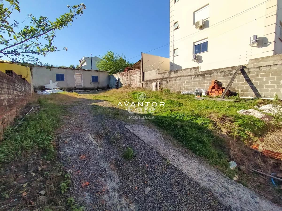 Terreno com construções e muros — Terreno à venda em Nossa Senhora de Lourdes, Santa Maria/RS
