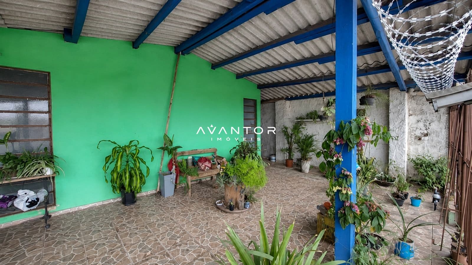 Pátio com cobertura e plantas — Casa com 4 quartos à venda em Tancredo Neves, Santa Maria/RS