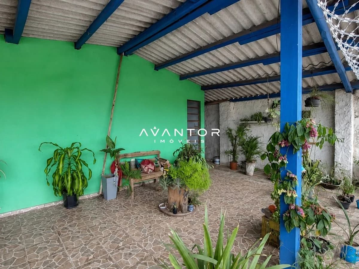 Pátio com cobertura e plantas — Casa com 4 quartos à venda em Tancredo Neves, Santa Maria/RS