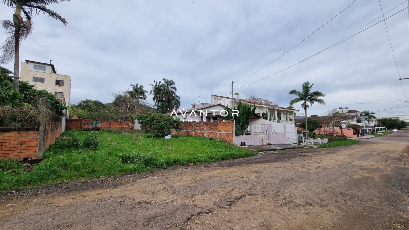 Terreno com construção e logradouro — Terreno à venda em Dom Antônio Reis, Santa Maria/RS