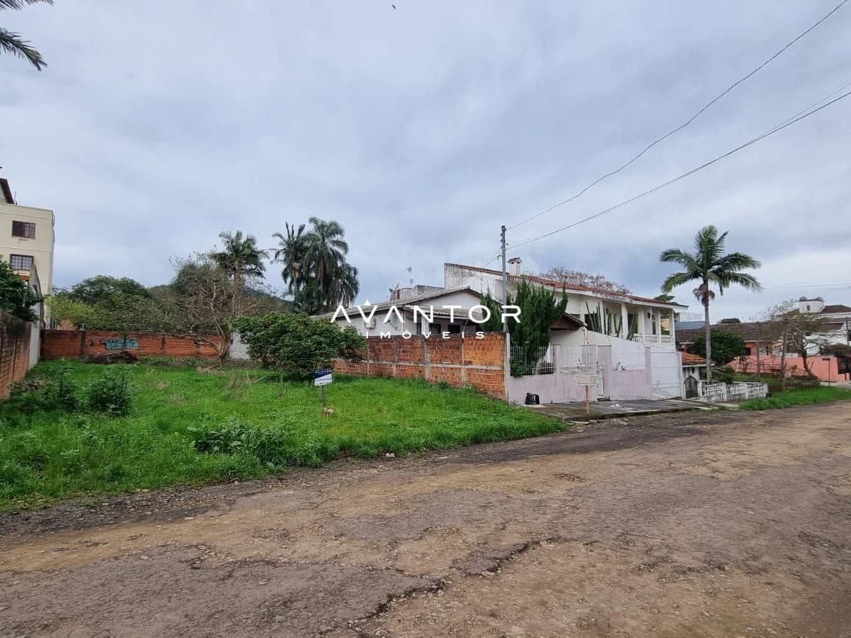 Terreno com construção e logradouro — Terreno à venda em Dom Antônio Reis, Santa Maria/RS