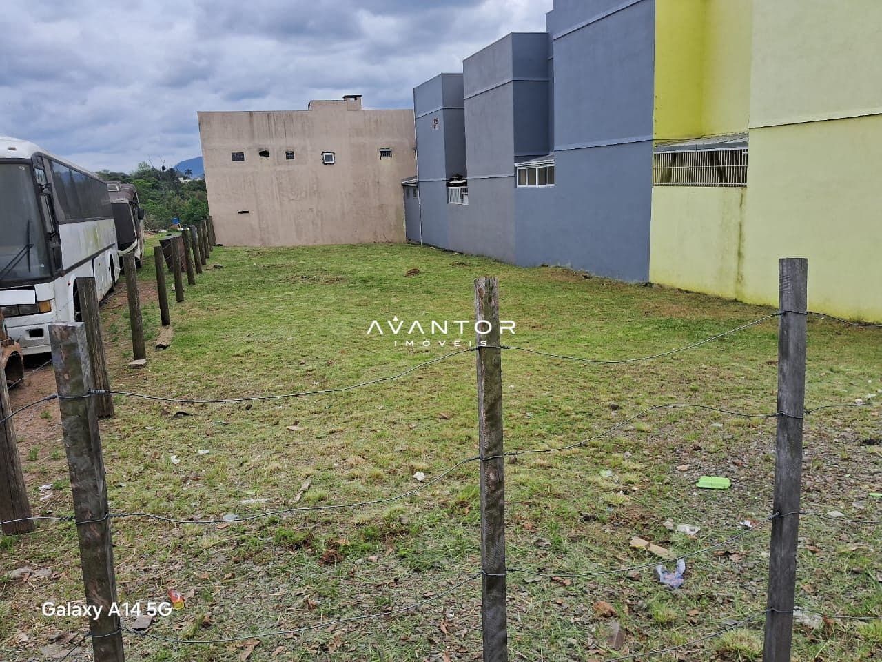 Terreno com casarões vizinhos — Terreno à venda em Lorenzi, Santa Maria/RS