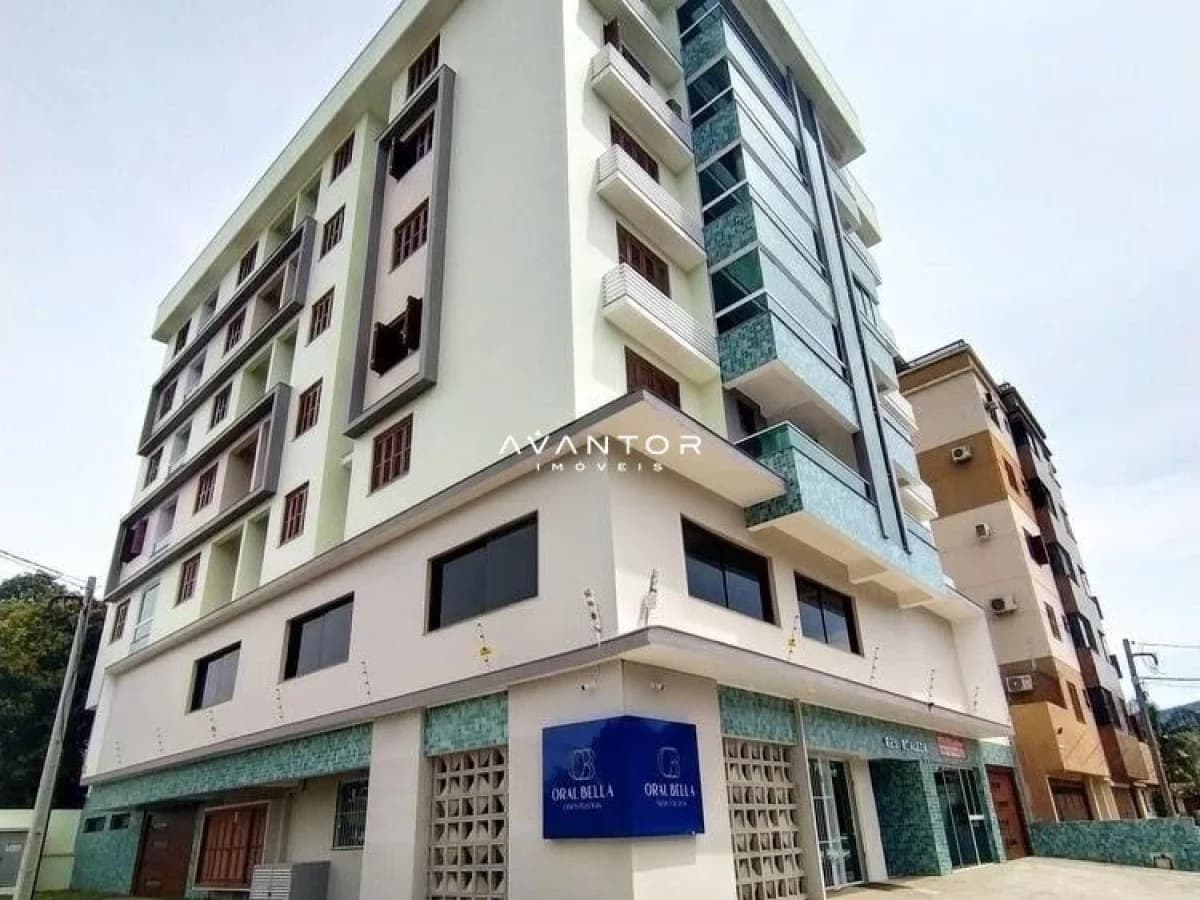 Fachada do prédio com lojas térreo — Apartamento com 1 quarto para alugar no Residencial Realeza, em Camobi, Santa Maria/RS
