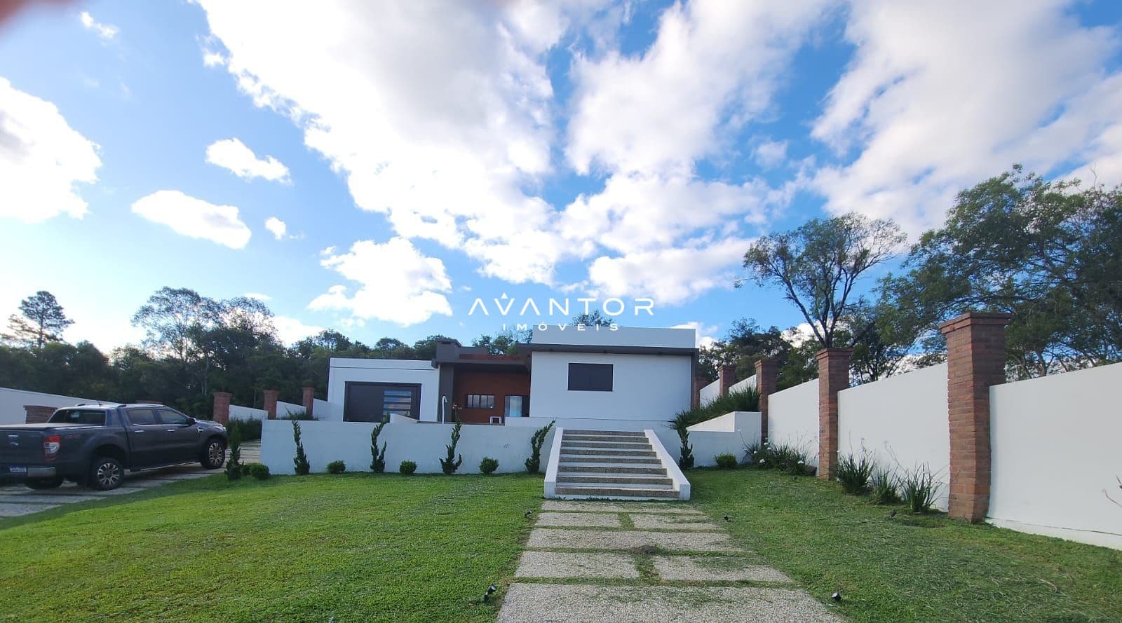 Fachada da casa com arquitetura contemporânea — Casa com 3 quartos à venda em Parque Serrano I, Itaara/RS