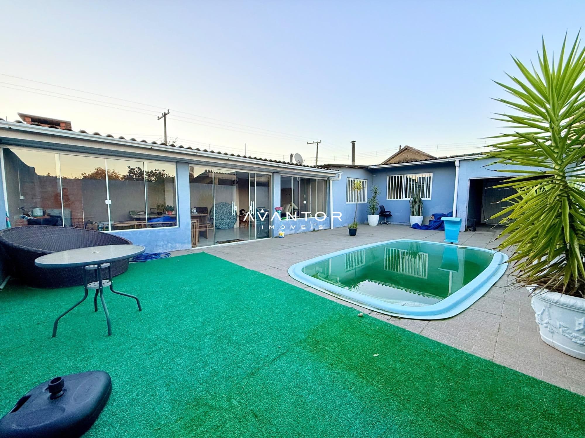 Área externa com piscina e pátio — Casa com 2 quartos à venda em Juscelino Kubitschek, Santa Maria/RS
