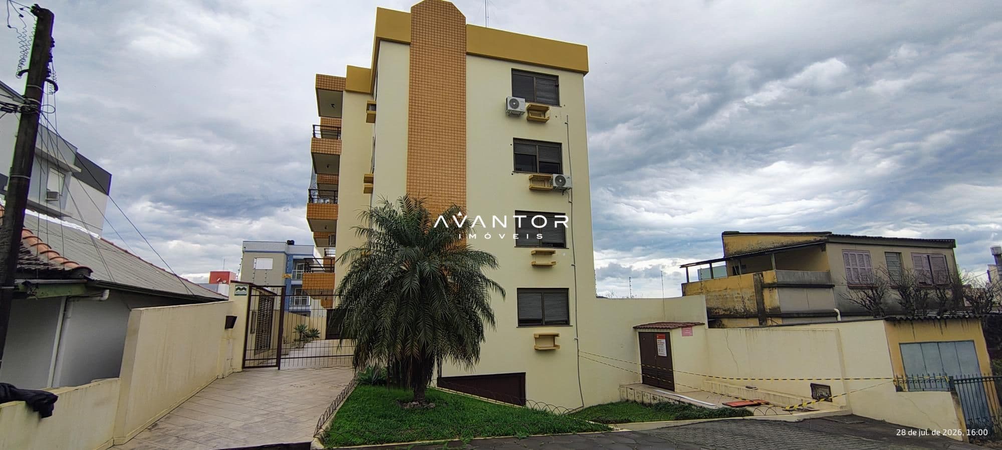 Fachada do prédio com área verde — Apartamento com 2 quartos à venda em Nossa Senhora das Dores, Santa Maria/RS