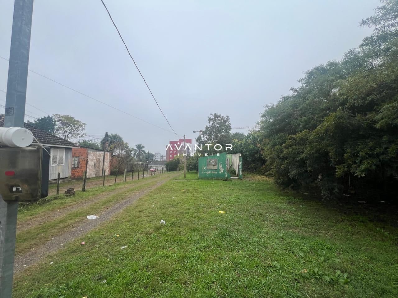 Terreno com vegetação e construções — Terreno à venda em Uglione, Santa Maria/RS