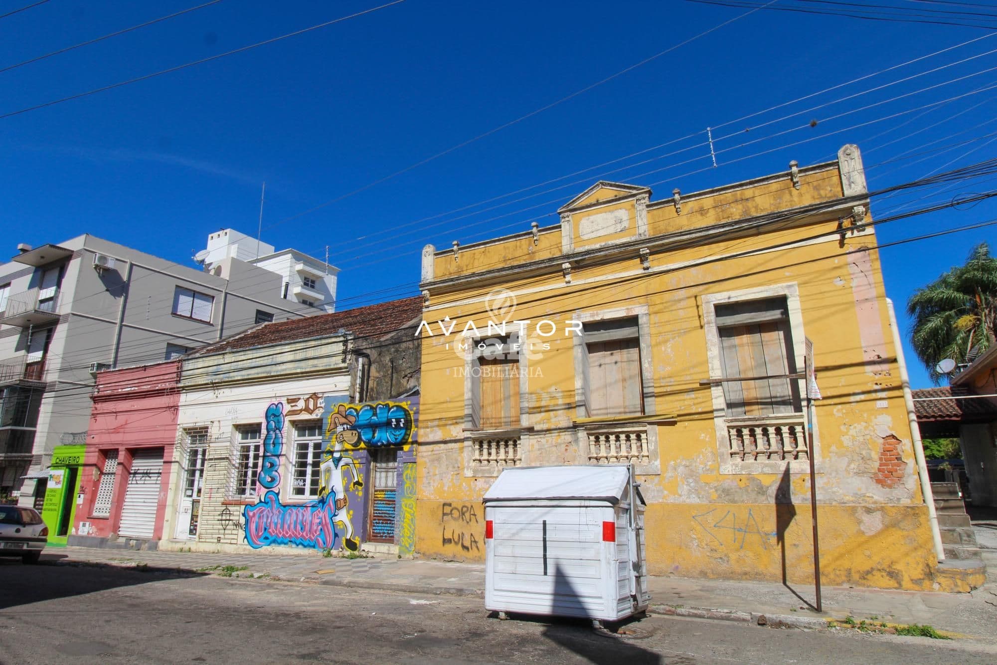 Fachada da casa com arquitetura histórica — Terreno à venda em Centro, Santa Maria/RS