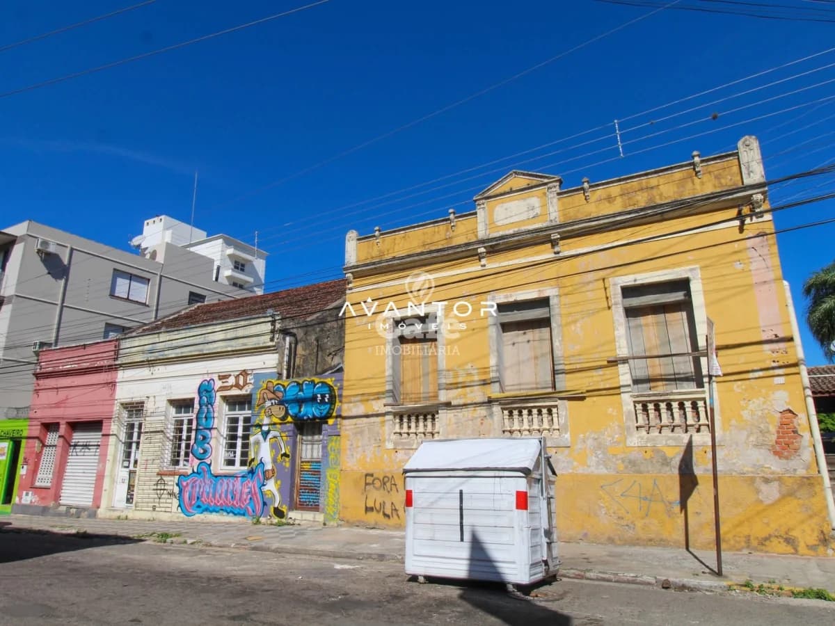 Fachada da casa com arquitetura histórica — Terreno à venda em Centro, Santa Maria/RS