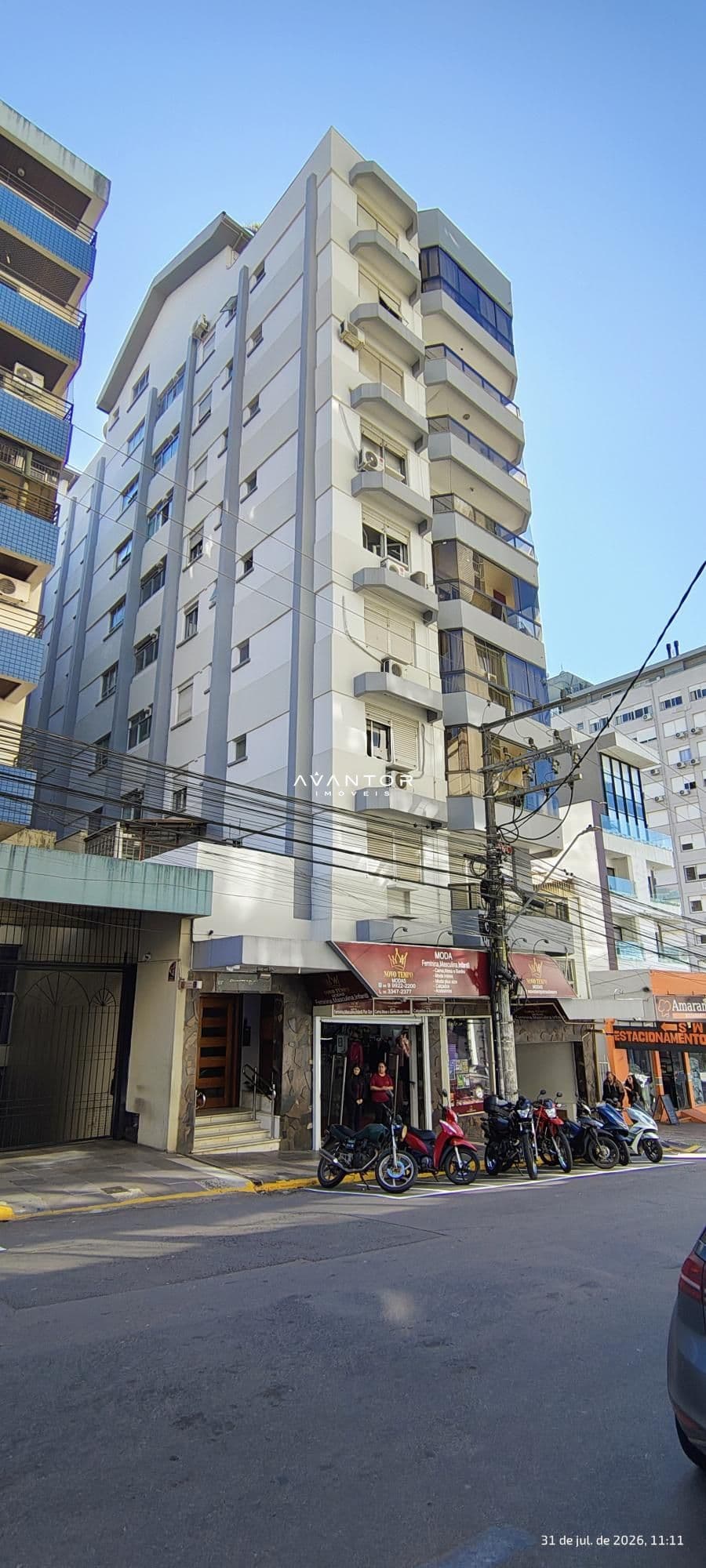 Fachada do prédio com lojas no térreo — Apartamento com 2 quartos à venda em Centro, Santa Maria/RS