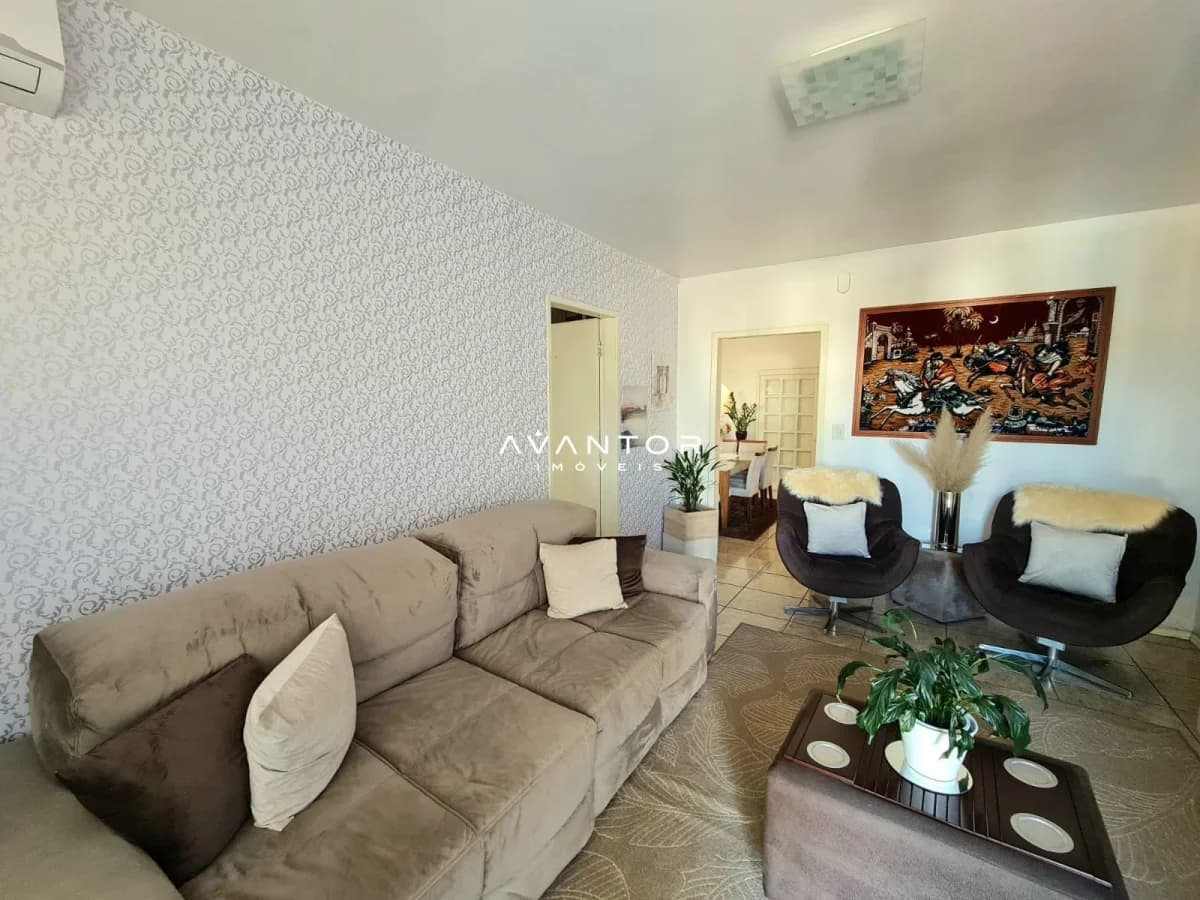 Sala de estar com sofá e poltronas — Casa com 3 quartos à venda em Camobi, Santa Maria/RS