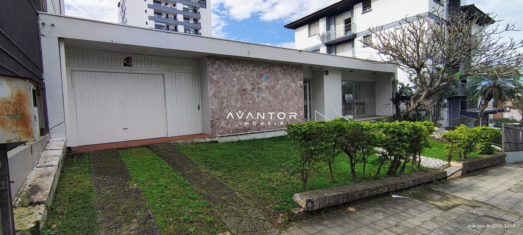 Fachada da casa com garagem e pátio — Casa com 4 quartos à venda em Nossa Senhora de Lourdes, Santa Maria/RS