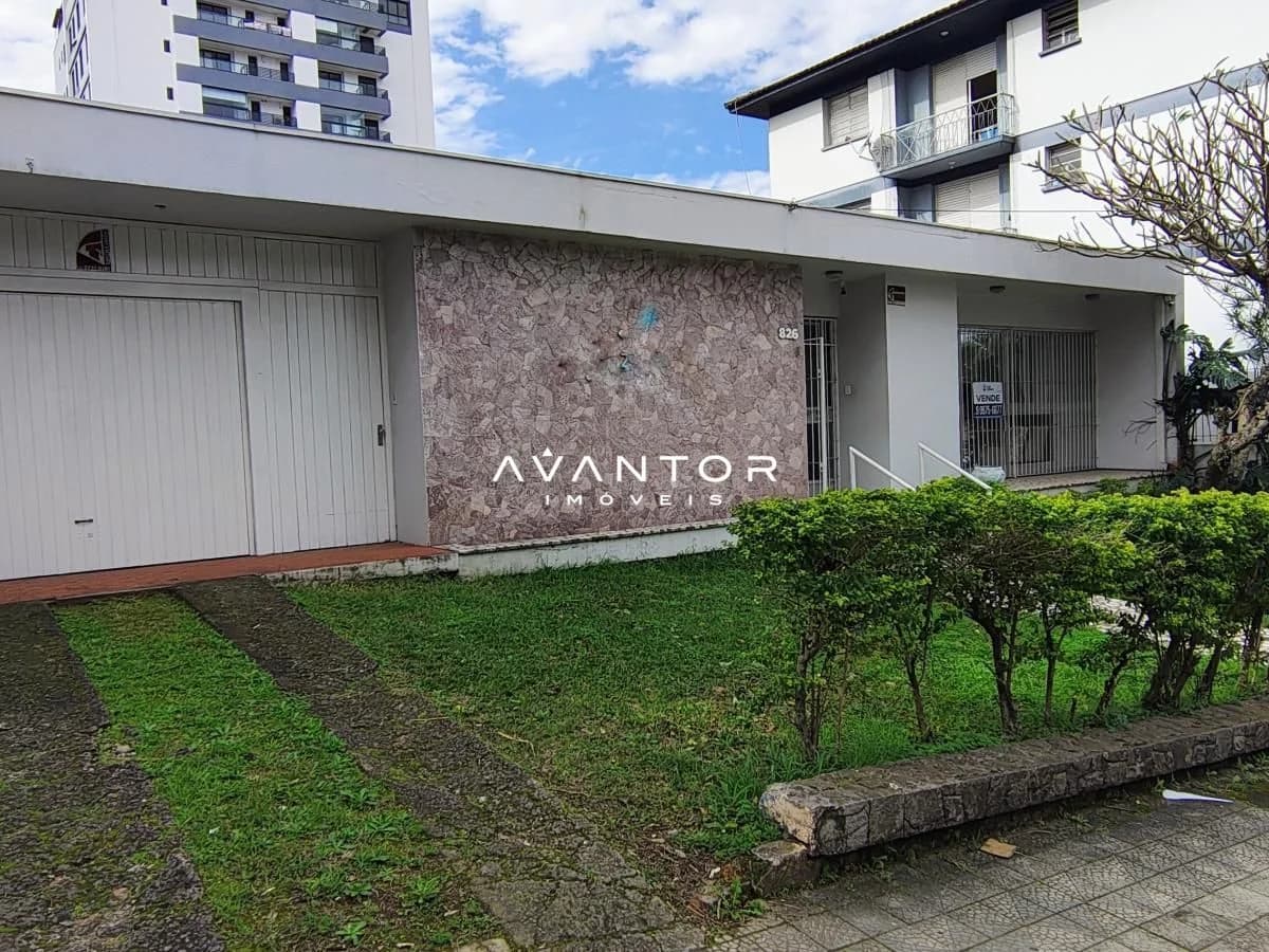 Fachada da casa com garagem e pátio — Casa com 4 quartos à venda em Nossa Senhora de Lourdes, Santa Maria/RS