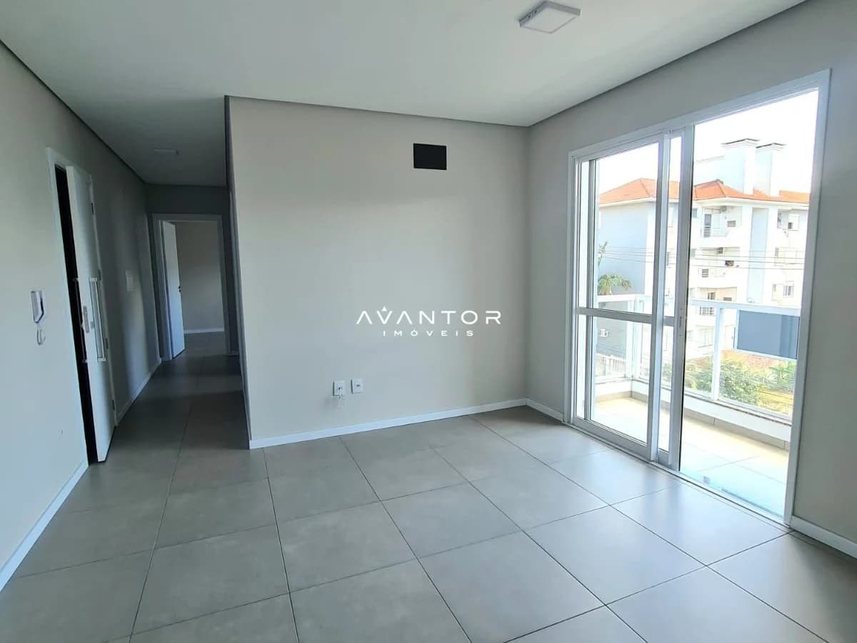 Sala de estar com sacada — Apartamento com 2 quartos à venda no Residencial Maria Flor, em Camobi, Santa Maria/RS