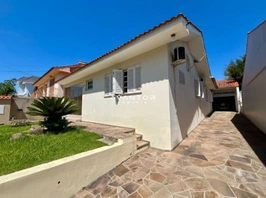Fachada da casa com acesso lateral — Casa com 4 quartos à venda em São José, Santa Maria/RS
